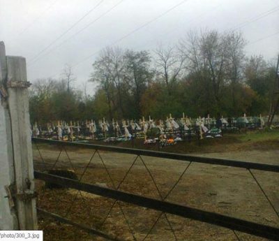 В Донецке постоянно охраняют могилы ликвидированных В Донецке постоянно охраняют могилы ликвидированных