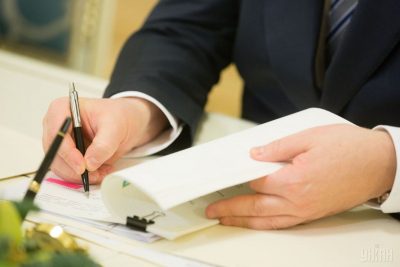 Порошенко ввел в действие новые санкции против России и продлил старые