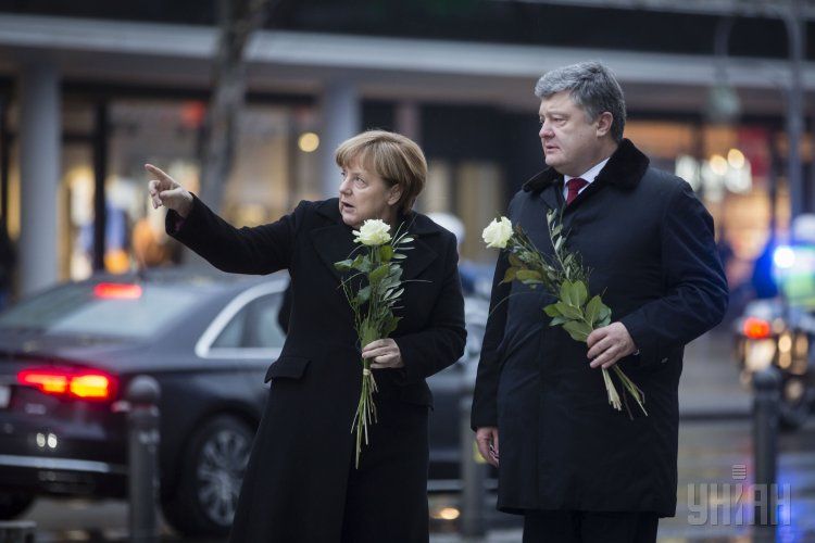 Петр Порошенко и Ангела Меркель посетили место трагедии, которая произошла в Берлине 19 декабря 2016 г.