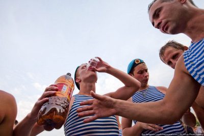 Бывшие десантники, иллюстрация Бывшие десантники, иллюстрация