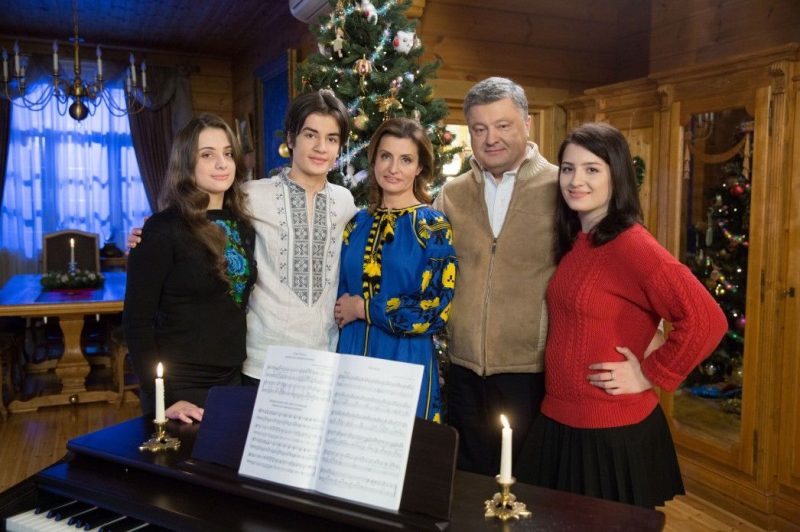 "Помолимся за защитников от врага-антихриста". Порошенко поздравил украинцев с Рождеством
