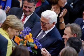 Ангела Меркель поздравила Штайнмайера с победой. Ангела Меркель поздравила Штайнмайера с победой.