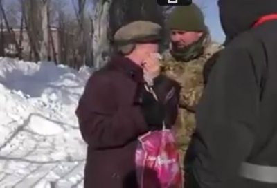 Женщина пришла в пункт обогрева Женщина пришла в пункт обогрева