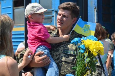 Встреча военнослужащих, вернувшихся из зоны АТО, на жд вокзале во Львове Встреча военнослужащих, вернувшихся из зоны АТО, на жд вокзале во Львове