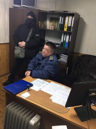 На взятке погорели два таможенника на Волыни, брали деньги за ввоз в Украину иномарок