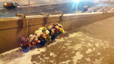 Мемориал на мосту Немцова зачищен.
