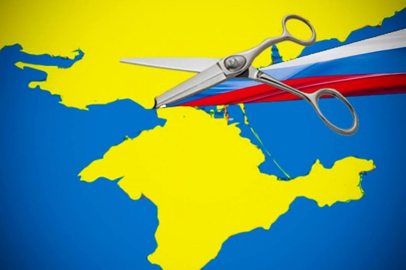 "С гордо поднятыми знаменами". Экс-министр обороны на допросе рассказал, как Пашинский и Полторак сдавали Крым
