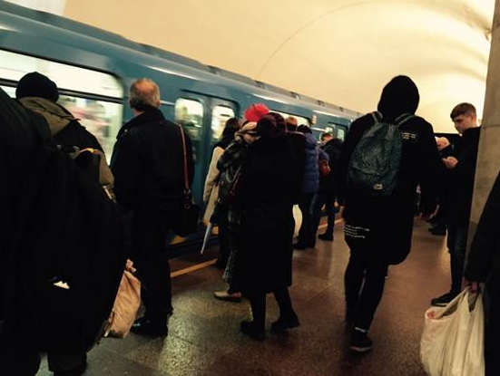 В киевском метро на рельсы упал мужчина В киевском метро на рельсы упал мужчина