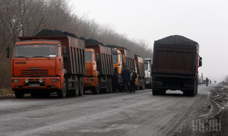 Заблокированные грузовики с углем в Бахмуте (Артемовск) Заблокированные грузовики с углем в Бахмуте (Артемовск)