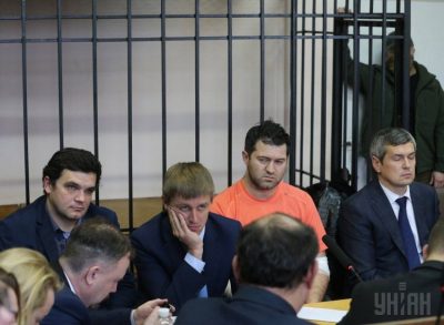 Насиров с адвокатами в суде.