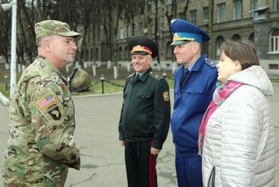 Бен Ходжес (слева) посетил университет обороны Украины Бен Ходжес (слева) посетил университет обороны Украины
