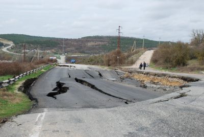 В Крыму на автотрассе образовался огромный провал, опубликованы фото и видео