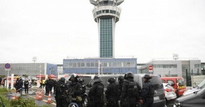 Стрельба в аэропорту Парижа. Мужчина, напавший на военный патруль, убит