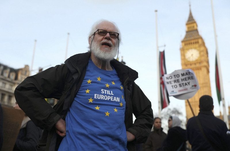 Британский парламент запретил жесткий Brexit