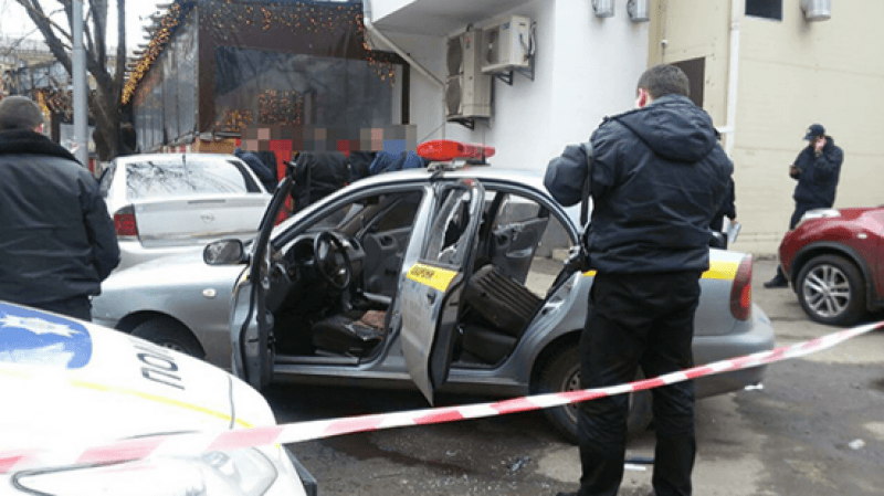 Разбой в Киеве. Неизвестные напали на авто частной охраны и украли сумку с деньгами