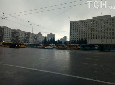 В центре Киева бунтуют маршрутчики: собираются сжечь автобус под ОГА