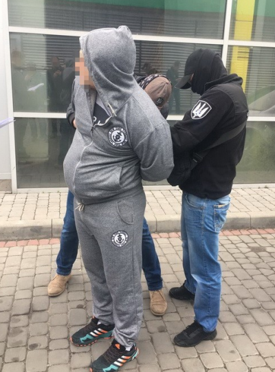 Силовики и задержанный посредник Силовики и задержанный посредник