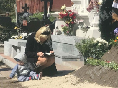 Мария Максакова и сын на кладбище Мария Максакова и сын на кладбище