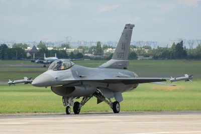 Истребитель F-16, иллюстрация. Истребитель F-16, иллюстрация.