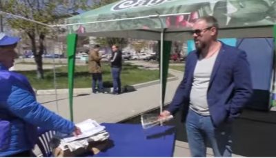 Активисты заставили агитаторов "Оппоблока" прекратить работу. Активисты заставили агитаторов "Оппоблока" прекратить работу.