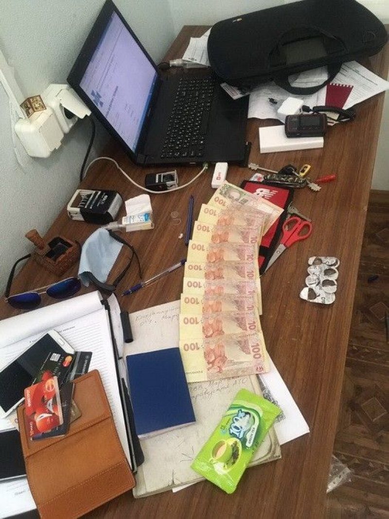 Сотрудничали с террористами, брали взятки на КП. В Марьинке задержаны два майора ВСУ