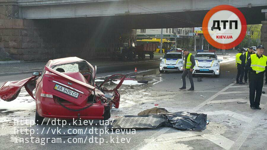 Жуткая авария с участием такси в Киеве: водитель погиб, пианисту-иностранцу оторвало руку