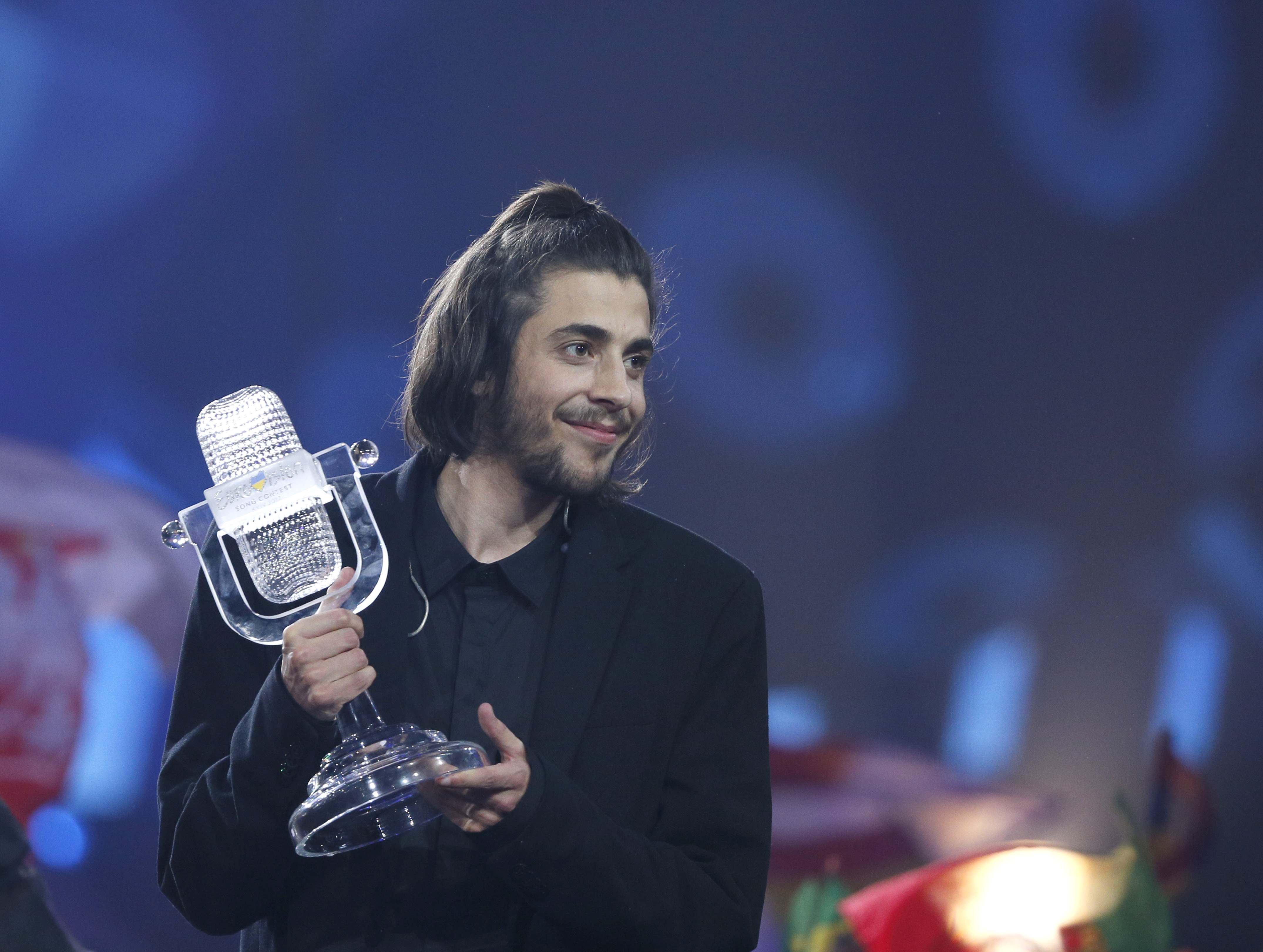Победитель &quot;Евровидения-2017&quot; Сальвадор Собрал с трофеем