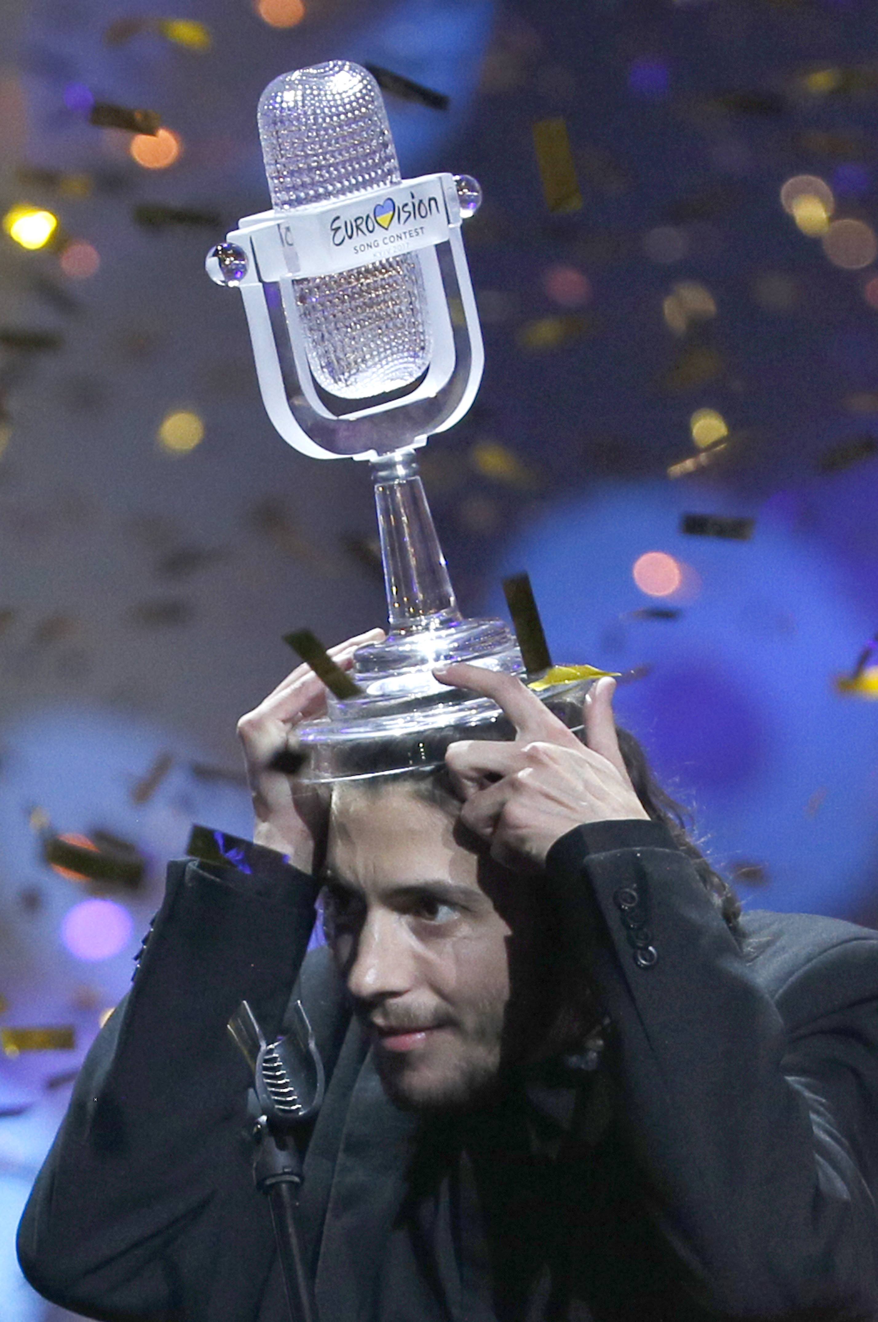 Победитель &quot;Евровидения-2017&quot; Сальвадор Собрал с трофеем