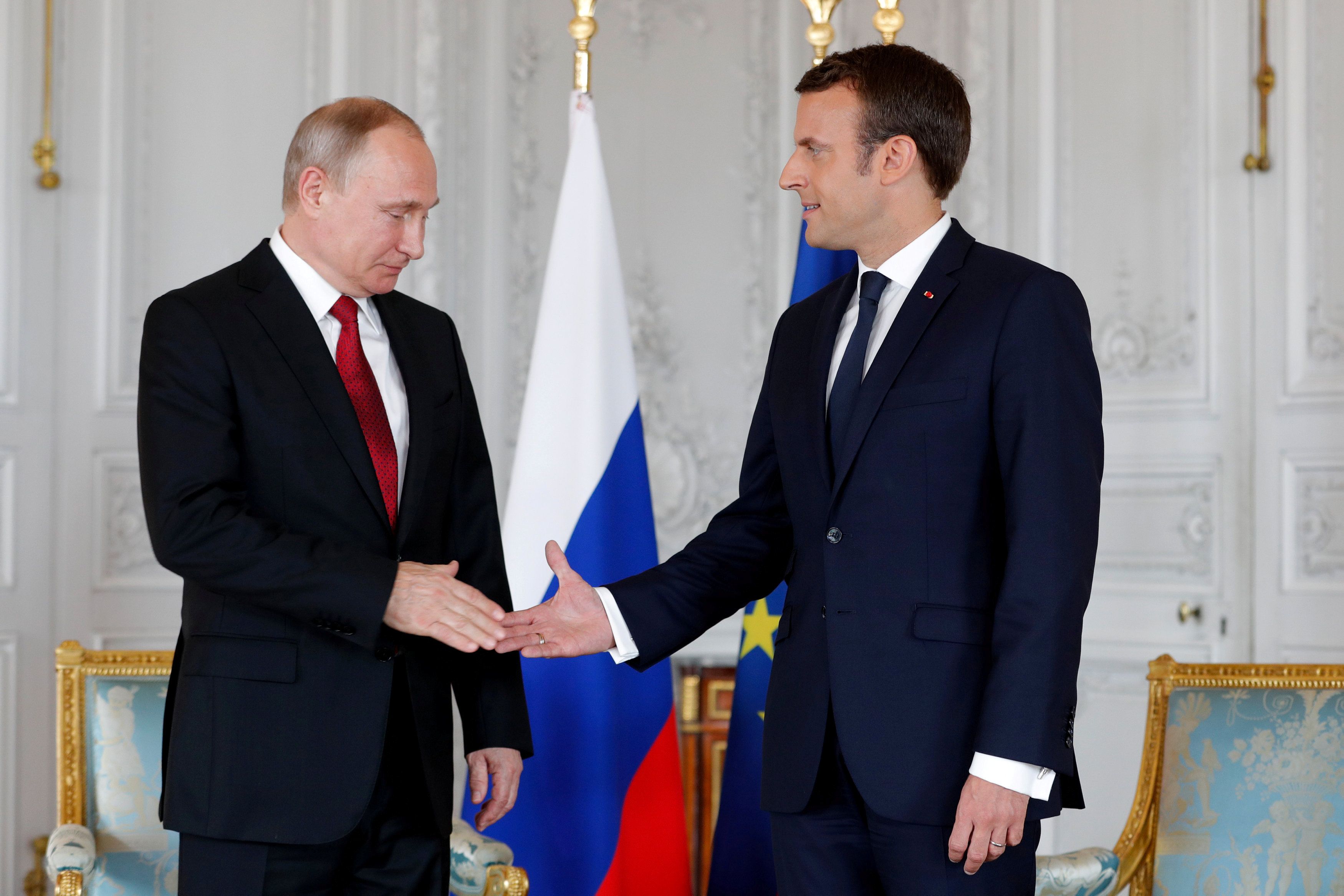 Владимир Путин и Эммануэль Макрон Владимир Путин и Эммануэль Макрон