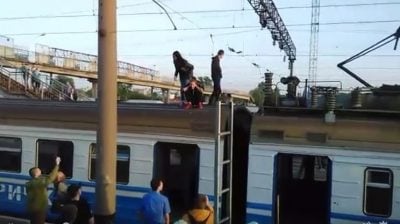 Очередное неудачное селфи на крыше электрички. В Житомире тяжело травмирован подросток