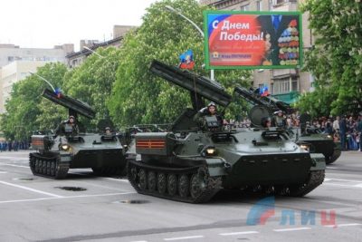 Бронетехнику российского "военторга" после "парадов" боевики перебросили на передовую