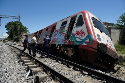 В Греции пассажирский поезд сошел с рельсов и врезался в жилой дом, опубликованы фото