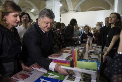Порошенко побывал на "Книжном арсенале" и назвал книгу года, опубликованы фото