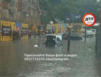 "Реки" посреди дорог и затонувшие авто. В Киеве после ливня начался потоп, опубликованы фото и видео