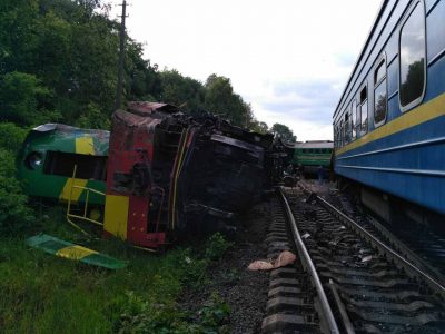 Авария на ж/д станции. Столкнулись поезд и локомотив, есть пострадавшие, опубликованы фото