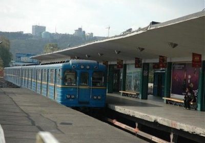 В киевском метро ночью погиб зацепер: был на крыше поезда