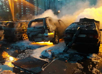 В Киеве на автостоянке дотла сгорели три машины, опубликованы фото с места происшествия