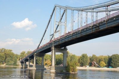 Сорвался с верхушки опоры. В Киеве парень разбился на Пешеходном мосту
