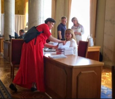 Савченко успела засветиться в Раде в широком красном платье. Савченко успела засветиться в Раде в широком красном платье.