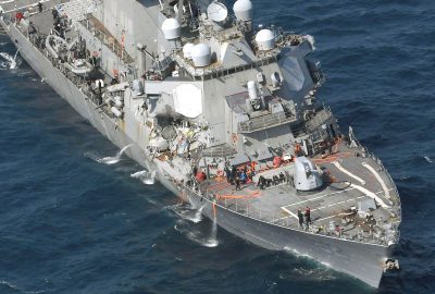 На USS Fitzgerald откачивают воду после столкновения с контейнеровозом На USS Fitzgerald откачивают воду после столкновения с контейнеровозом