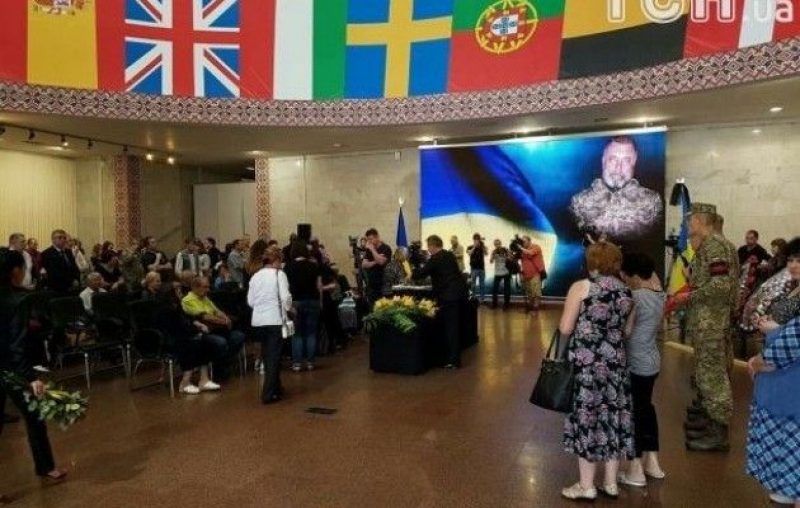 В Киеве прощаются с бойцом АТО, убитым возле метро "Золотые ворота", опубликованы фото