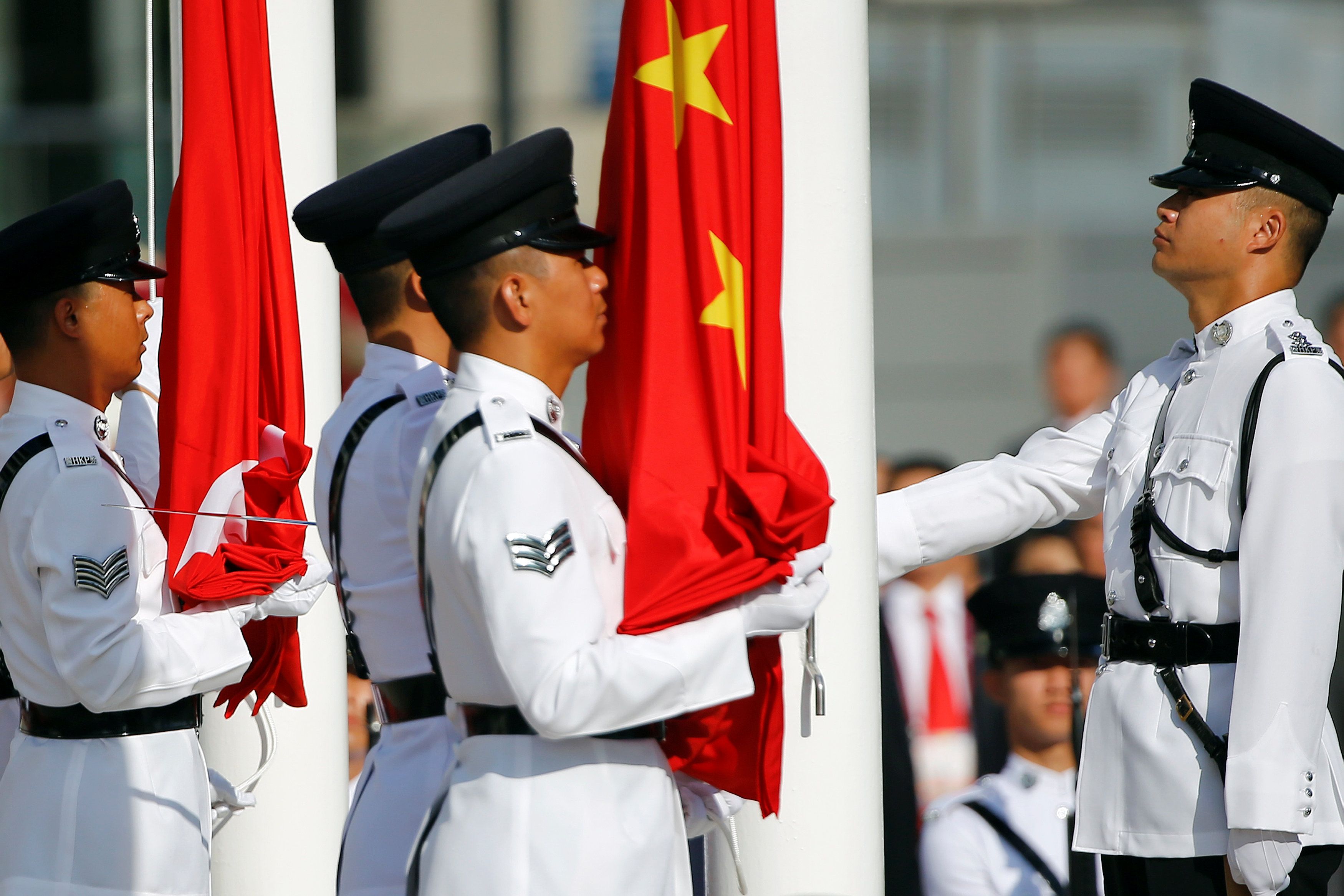 Флаги Китая и Гонконга поднимаются во время церемонии