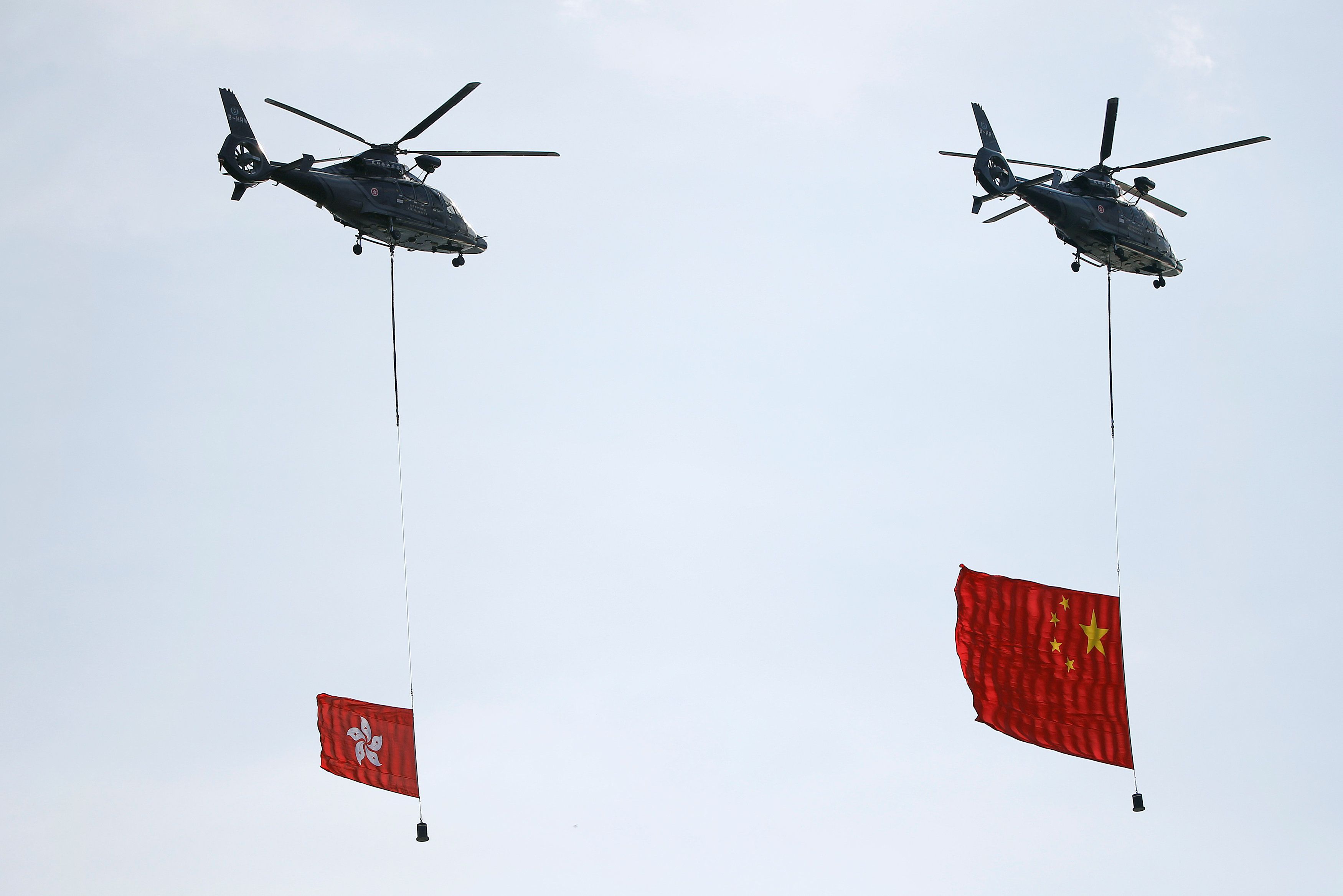 Вертолеты с флагами КНР и Гонконга