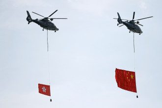 Вертолеты с флагами КНР и Гонконга Вертолеты с флагами КНР и Гонконга