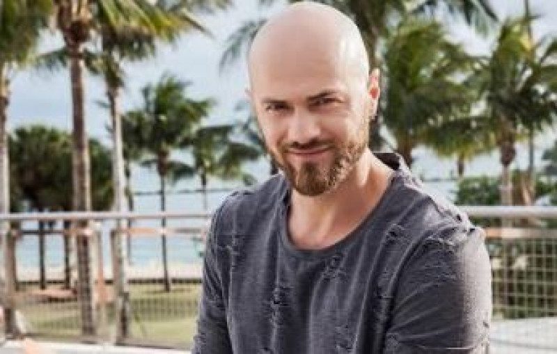 Влад Яма показав, що лікарі зробили з пошкодженою рукою