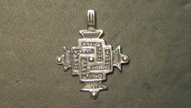 Слов’янський оберіг-сварга, виконаний за карпатськими зразками Слов’янський оберіг-сварга, виконаний за карпатськими зразками