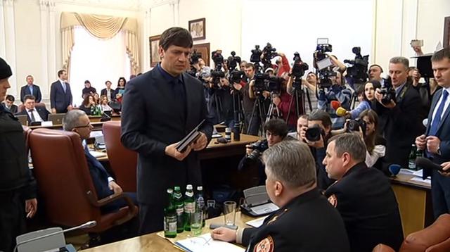 Дмитрий Бут во время ареста руководства ГСЧС в Кабмине, 25 марта 2015 года Дмитрий Бут во время ареста руководства ГСЧС в Кабмине, 25 марта 2015 года