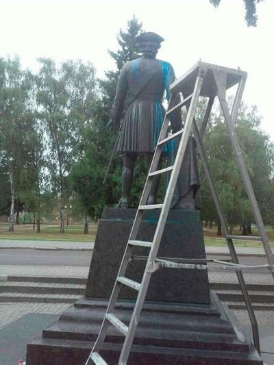 В Полтаве вандалы облили краской памятник Петру I