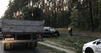 Под Киевом столкнулись фура и джип: пострадал человек, образовалась большая пробка