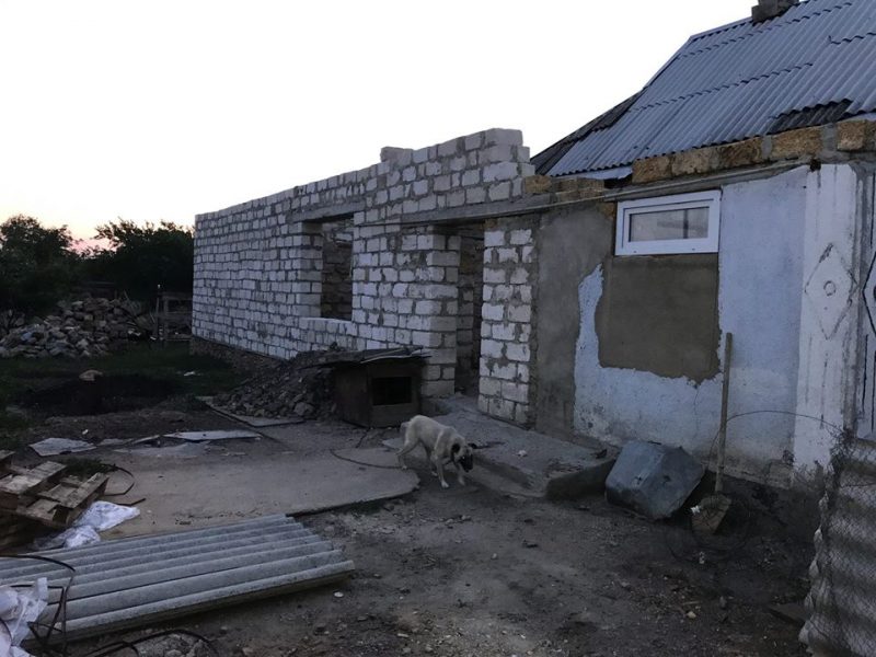 В Одесской области горе-мать завернула младенца в пакет и выбросила на стройке
